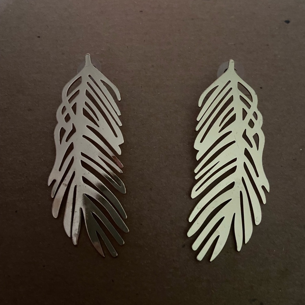 Gold feather leaf like earrings